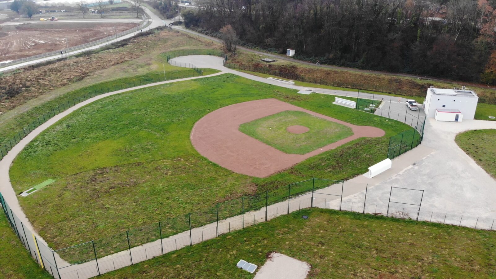 Vue aérienne du terrain de sport et des abords sur le site du bassin d'orage de Besançon