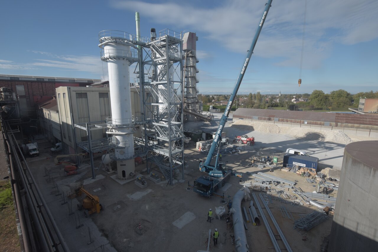 Structures et grue du chantier industriel Corbeilles énergie, depuis le point fixe.