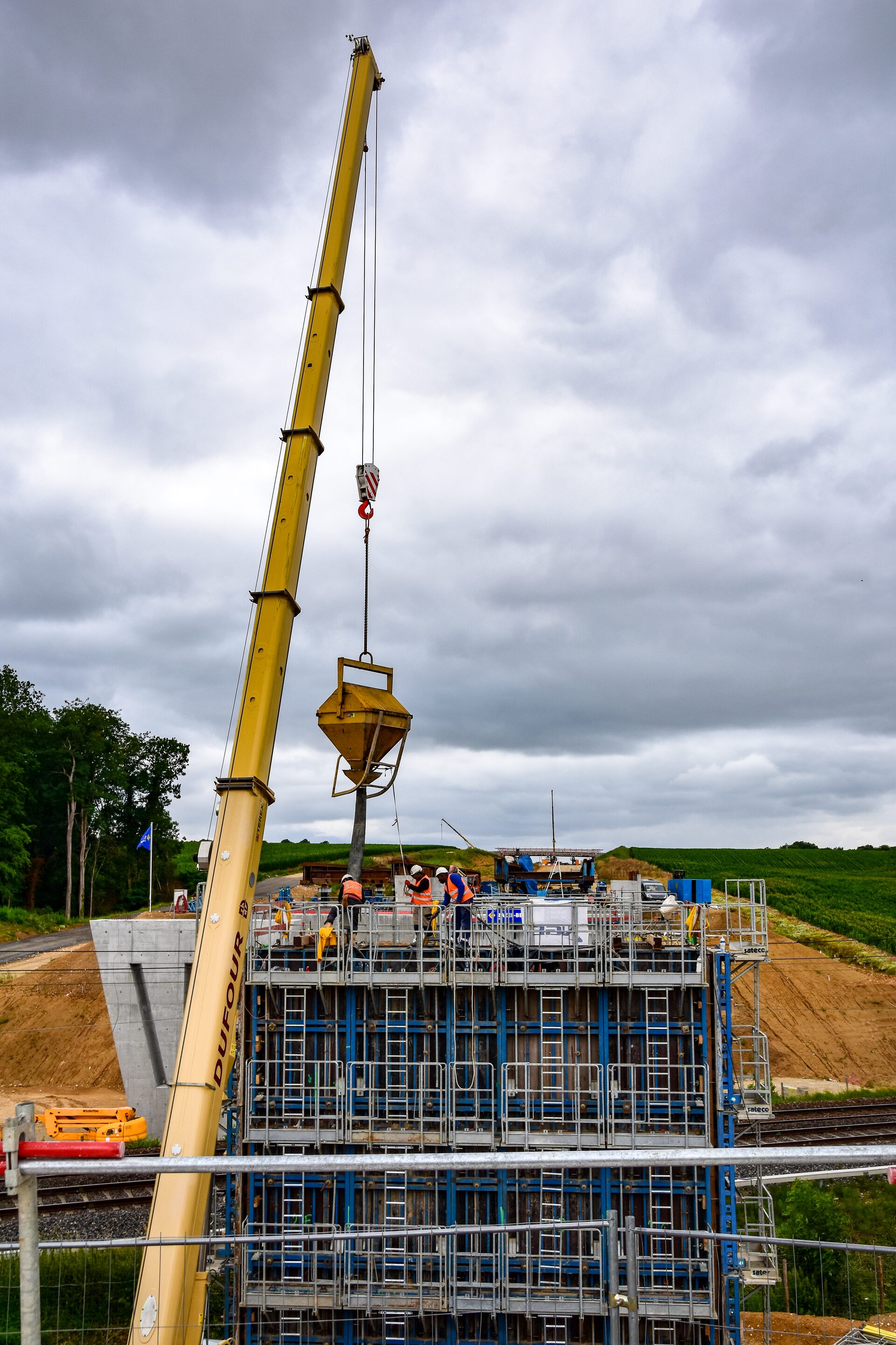 Équipes sur le chantier du pont-route de l’A16.
