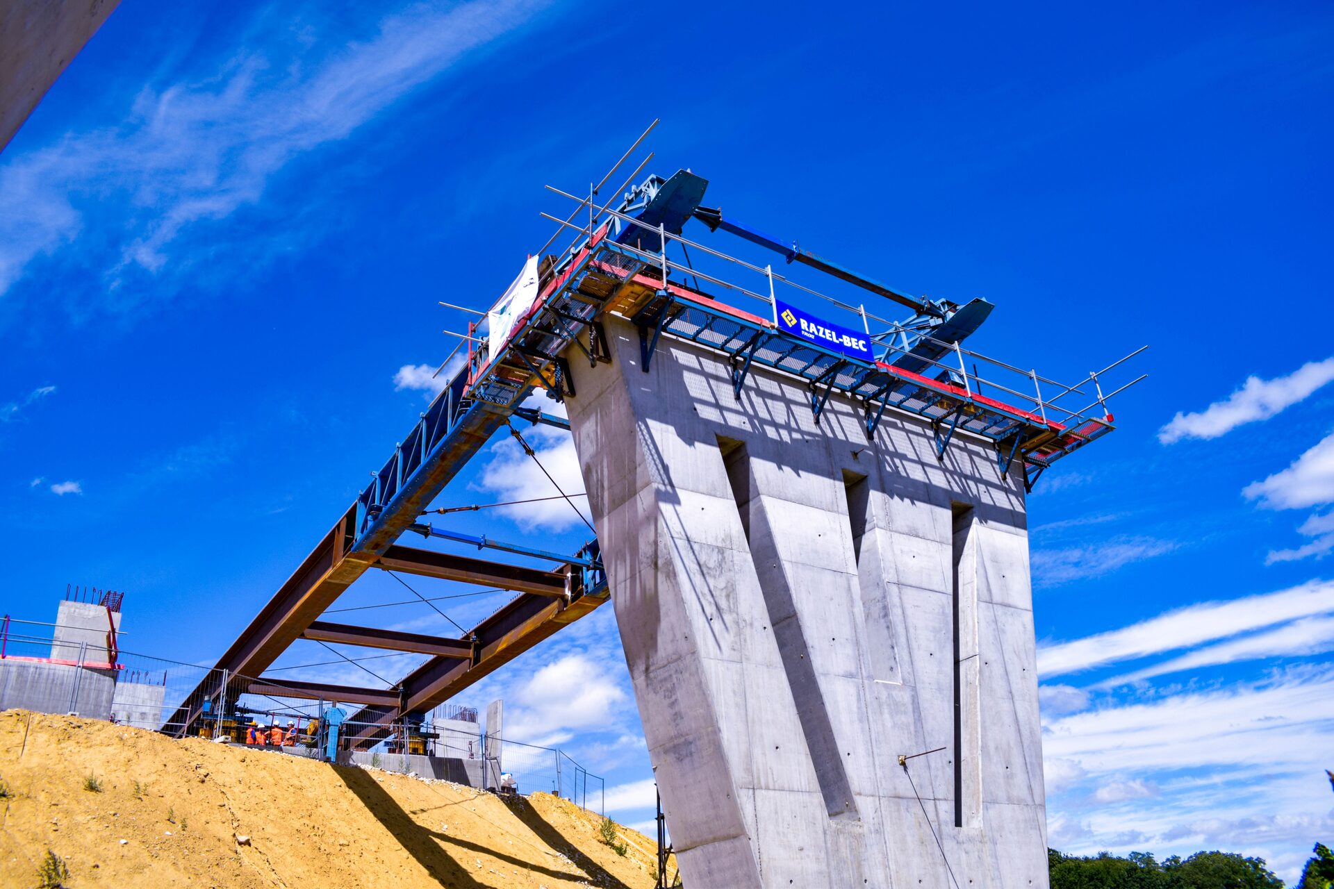 Charpente du pont-route de l’A16 en place, vue en contre-plongée.