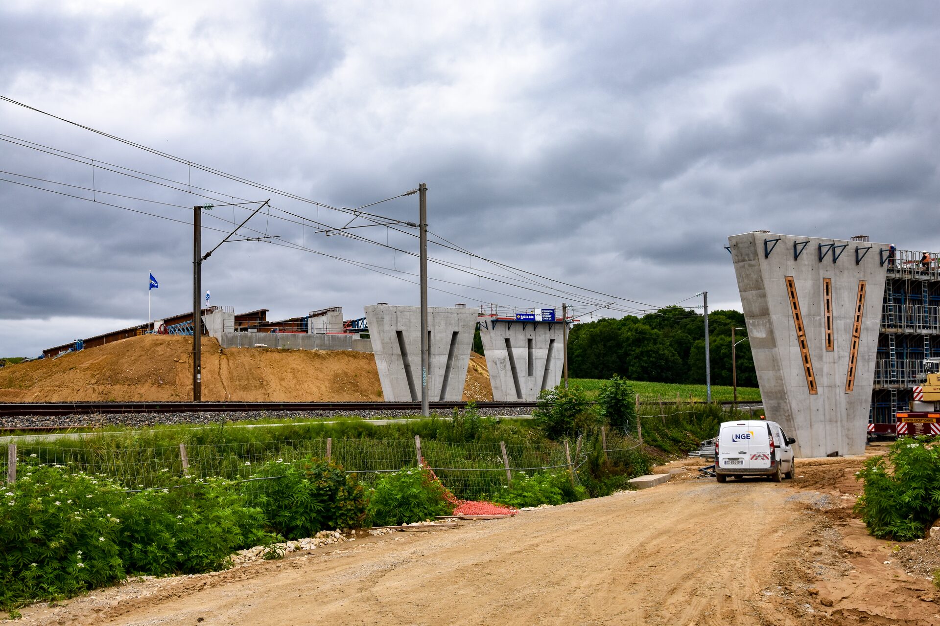 Vue d’ensemble du chantier du pont-route de l’A16 et de la voie ferrée.