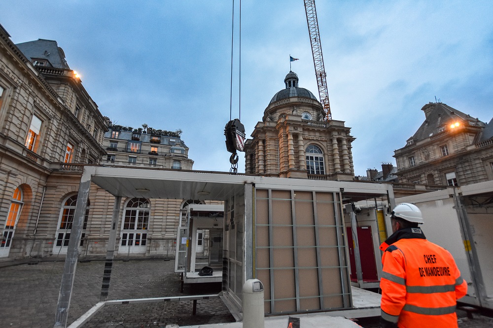 Levage d’un module préfabriqué Cougnaud par grue au Sénat à Paris