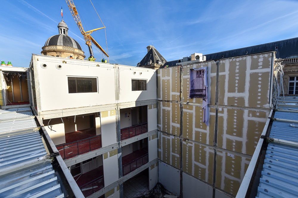 Vue d'ensemble du chantier COUGNAUD pour le démontage au Sénat à Paris du bâtiment modulaire
